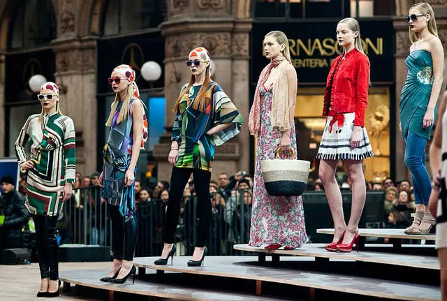 Moda dă mâna cu tehnologia: Un grup de invitați a văzut show-ul de la Milano Fashion Week cu ajutorul Apple Vision Pro