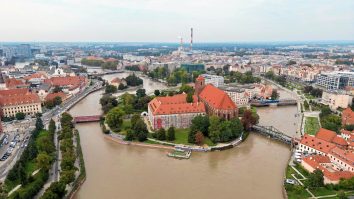 Uniunea Europeană va pune la dispoziţie 10 miliarde de euro pentru a ajuta Europa Centrală să-şi revină după inundaţiile grave