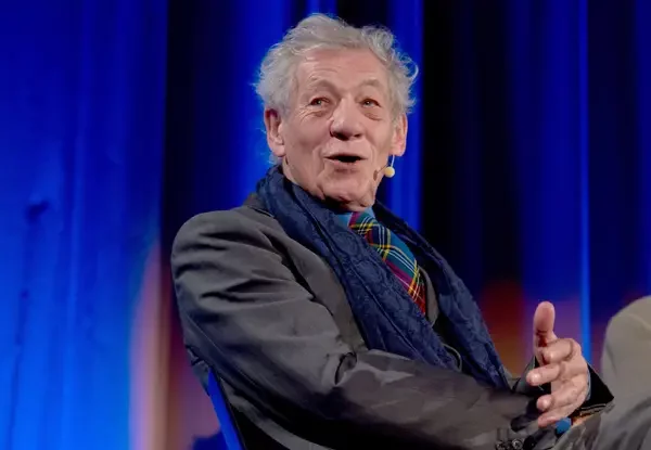 Ian McKellen își ia liber de la actorie până la sfârșitul anului după o căzătură pe scenă. „S-ar putea să mă întorc pentru a-l juca pe Gandalf”