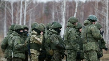 Kremlinul simte presiunea. De la 1 decembrie intră în vigoare decretul prin care Rusia creşte personalul armatei cu 180.000 de persoane