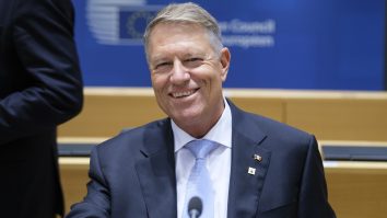 Klaus Iohannis va putea candida la alegerile parlamentare din decembrie. Care este condiția impusă de BEC