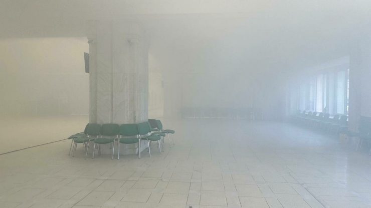 FOTO. Incendiu la Palatul Parlamentului. Un bărbat ar fi dat foc magazinului cu suveniruri/ Poliția a publicat o poză cu bărbatul