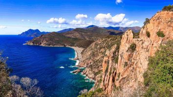 Unde pleci în vacanță toamna aceasta? Corsica te așteaptă cu plajele albe, bisericile baroce și Citadela istorică
