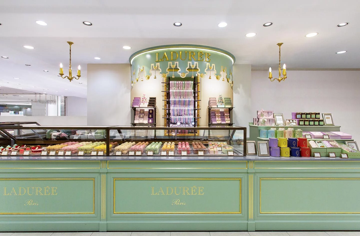 Five O’Clock la Paris: Ladurée te așteaptă cu o varietate de ceaiuri și o atmosferă de neuitat