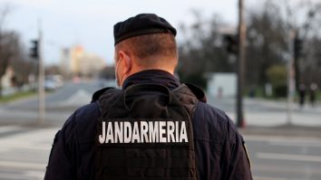 Și-au greșit misiunea. Trei candidați la Jandarmerie au fost prinși cu dispozitive de copiat