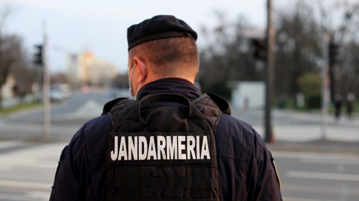 Și-au greșit misiunea. Trei candidați la Jandarmerie au fost prinși cu dispozitive de copiat