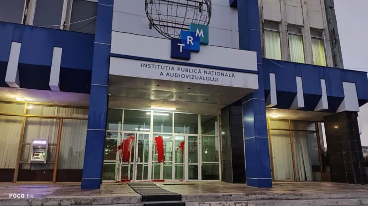 Sediul televiziunii de stat din Republica Moldova a fost vandalizat de un grup antrenat la Moscova