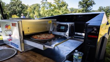 Două Cybertruck-uri din New Jersey gătesc pizza din mers. Cum a fost îmbinată tehnologia cu gastronomia
