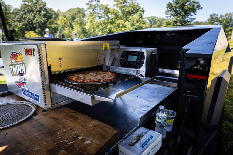 Două Cybertruck-uri din New Jersey gătesc pizza din mers. Cum a fost îmbinată tehnologia cu gastronomia