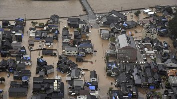 Cel puțin șase persoane au murit și zece au dispărut după inundațiile și alunecările de teren de-a lungul unei peninsule din Japonia