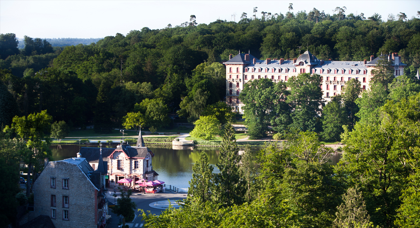 Unde mergi azi? În Bagnoles ai 1.300 km de piste de biciclete pe malul lacului