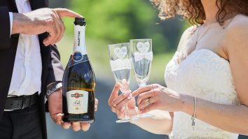 Afacerea spărgătorilor de nunți prinde teren în Occident / O mireasă din Buzău a angajat o firmă de divertisment să o fure de la nuntă