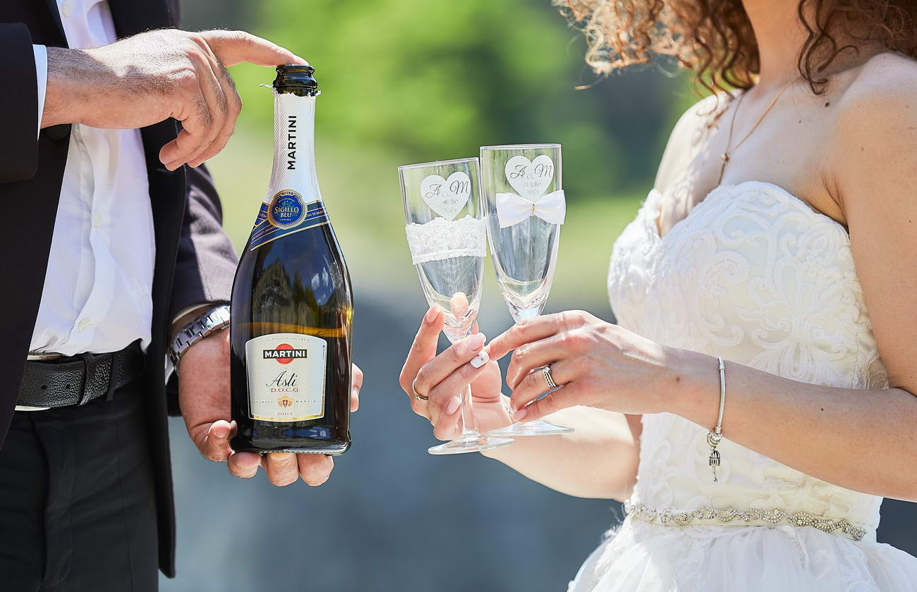 Afacerea spărgătorilor de nunți prinde teren în Occident / O mireasă din Buzău a angajat o firmă de divertisment să o fure de la nuntă