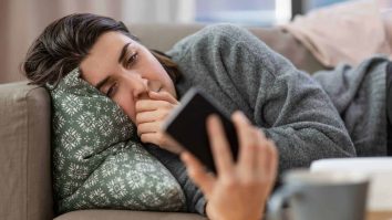 Generația Z suferă de Doomscrolling, un comportament dobândit în timpul pandemiei COVID-19