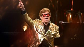 Sir Elton John a dezvăluit că a rămas cu „vedere limitată” la un ochi după ce a dezvoltat o „infecție oculară severă”