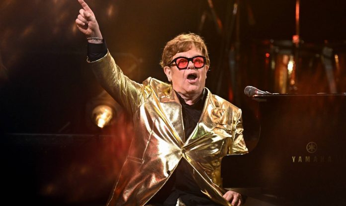 Sir Elton John a dezvăluit că a rămas cu „vedere limitată” la un ochi după ce a dezvoltat o „infecție oculară severă”