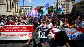 Zeci de mii de oameni protestează în Franța după numirea lui Michel Barnier ca prim-ministru: „Opriți lovitura de stat a lui Macron”