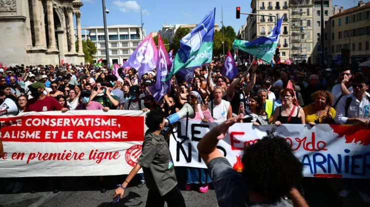 Zeci de mii de oameni protestează în Franța după numirea lui Michel Barnier ca prim-ministru: „Opriți lovitura de stat a lui Macron”