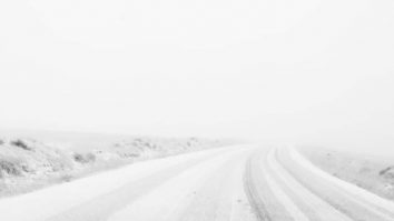 A venit iarna pe Transalpina. La peste 1.900 m altitudine, stratul de zăpadă a ajuns la 5 cm