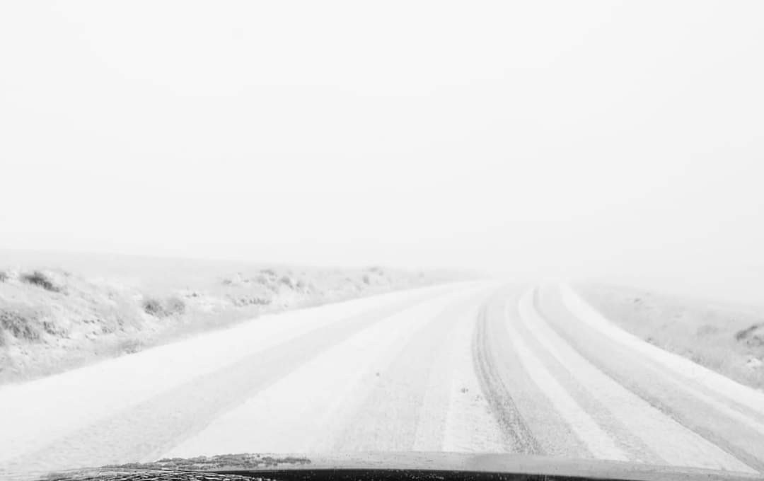 A venit iarna pe Transalpina. La peste 1.900 m altitudine, stratul de zăpadă a ajuns la 5 cm