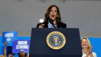 Kamala Harris îl întrece pe Trump în sondajele de Labour Day. Cum influențează „swing states” rezultatul alegerilor