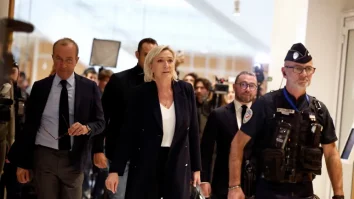 A început procesul Marinei Le Pen. Lidera RN riscă 10 ani de închisoare și o amendă de 1 milion de euro pentru fraudă cu fondurile UE
