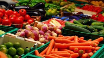 În România, până și legumele și fructele „fac” evaziune fiscală: Sute de mii de tone de fructe și legume intră în țară pe baza unor acte false, spune Autoritatea Vamală Română