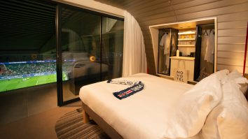 Cluburile de fotbal transformă stadioanele în hoteluri. La Paris, fanii sunt invitați să se uite la fotbal direct din pat