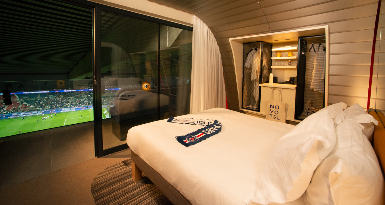 Cluburile de fotbal transformă stadioanele în hoteluri. La Paris, fanii sunt invitați să se uite la fotbal direct din pat