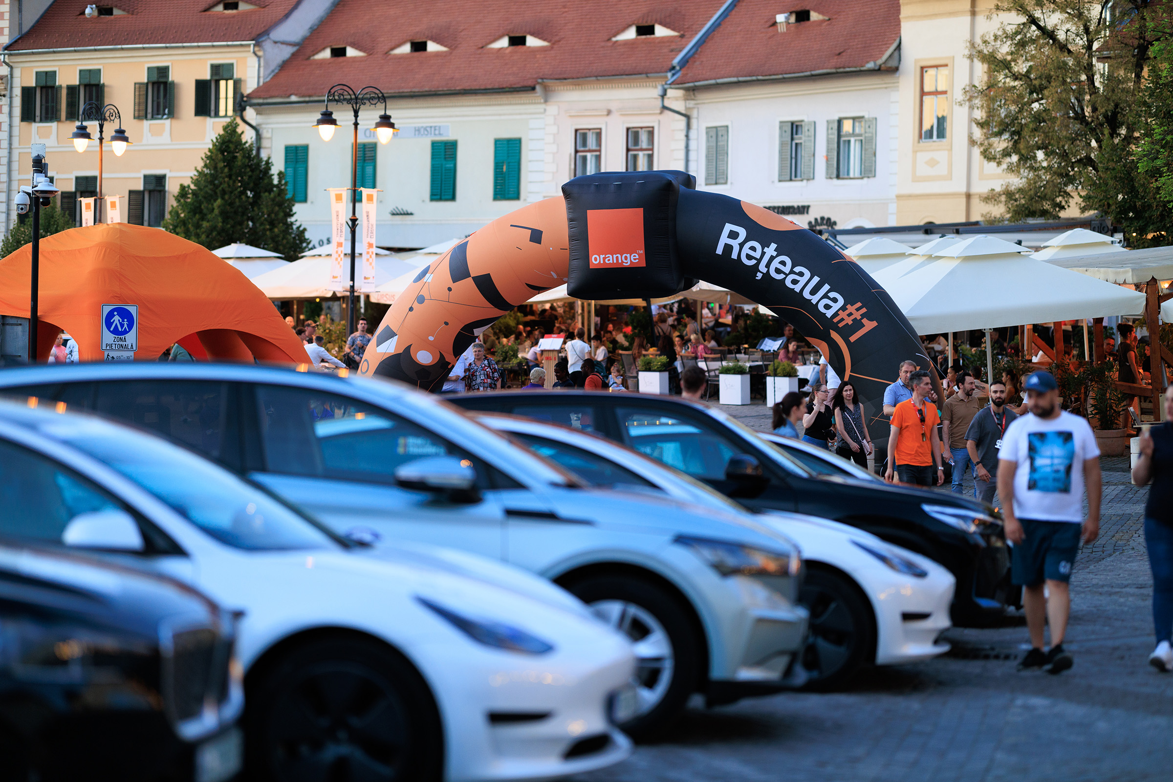 Prima cursă de mașini electrice la Brașov. Peste 45 de echipaje participă la concurs