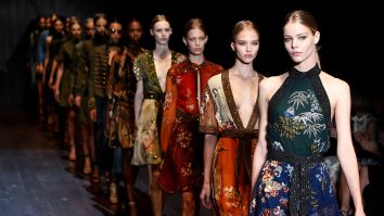Ce vezi azi la Milano Fashion Week? Gucci prezintă colecții de modă îndrăznețe
