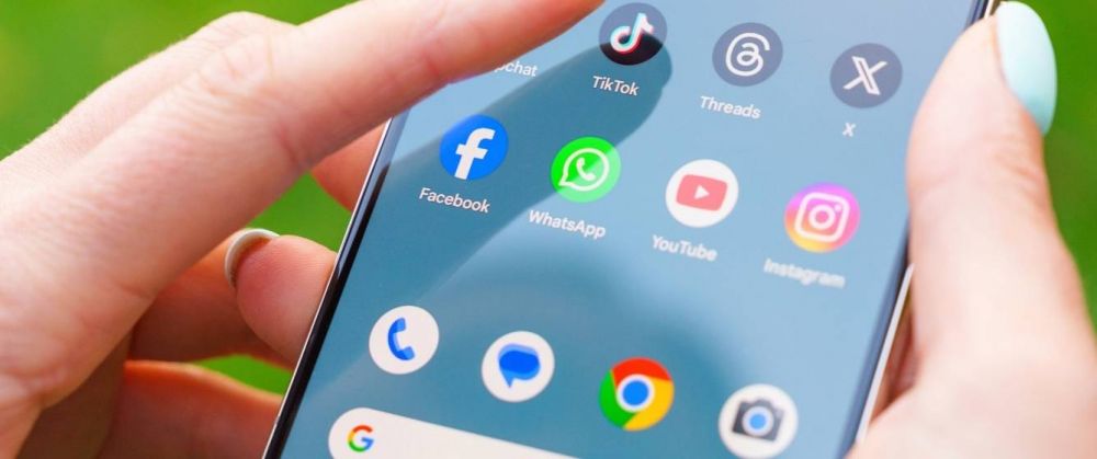 Giganții social media generează neîncredere în presa online. Ce impact are conținutul generat de A.I. asupra dezinformării