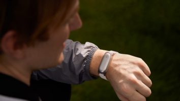 Plaud.AI Note Pin este noul tău asistent. Dispozitivul cu A.I. îți înregistrează activitatea zilnică