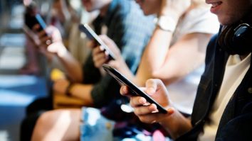 STUDIU. Oamenii își verifică telefonul din obișnuință. Care este cea mai dependentă țară de smartphone