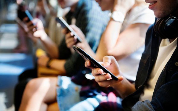 STUDIU. Oamenii își verifică telefonul din obișnuință. Care este cea mai dependentă țară de smartphone