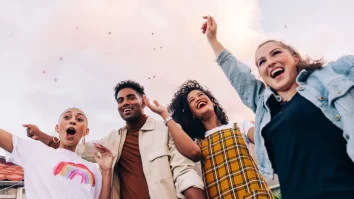 Cum stă Generația Z cu fericirea? Un studiu arată ca tinerii români sunt mai optimiști decât cei din Franța și Germania