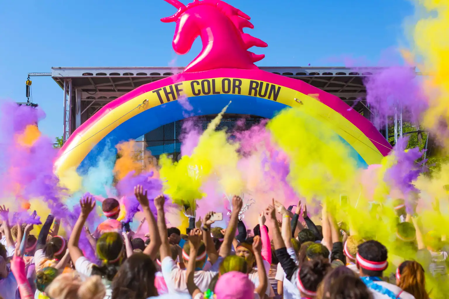The Color Run Night Edition are loc în această seară în București. Cine poate participa la eveniment