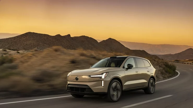 Volvo renunță la planul de a vinde numai vehicule electrice până în 2030. Cum a fost influențată decizia companiei