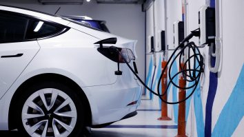 Industria auto din Europa a solicitat relaxarea obiectivelor UE privind emisiile, după ce vânzările de mașini electrice au scăzut