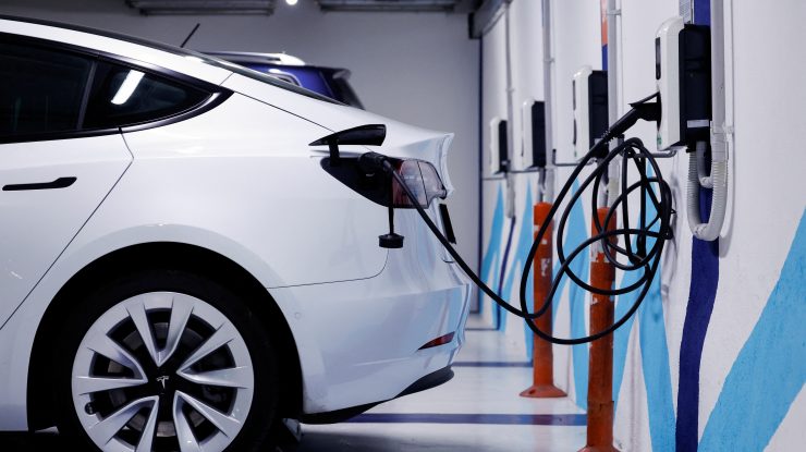 Industria auto din Europa a solicitat relaxarea obiectivelor UE privind emisiile, după ce vânzările de mașini electrice au scăzut