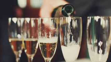Șampania poate fi savurată la un brunch. Somelier: „Sticlele trebuie să fie cât mai reci și să aibă între 6-10 grade”