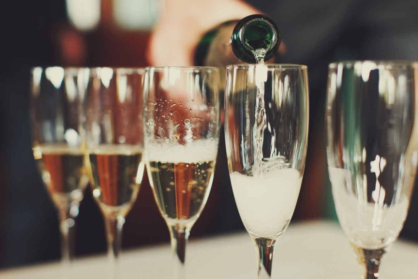 Șampania poate fi savurată la un brunch. Somelier: „Sticlele trebuie să fie cât mai reci și să aibă între 6-10 grade”
