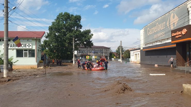 Patru persoane au murit în Galați din cauza inundațiilor puternice. Schimbările climatice mătură Europa