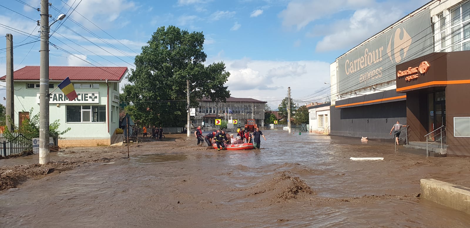 Patru persoane au murit în Galați din cauza inundațiilor puternice. Schimbările climatice mătură Europa