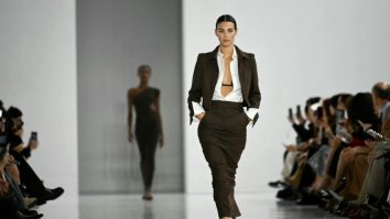 Ce vezi la Milano Fashion Week? MaxMara i-a adus un omagiu filozofului Hypatia cu modele care combină geometria cu stilul elegant