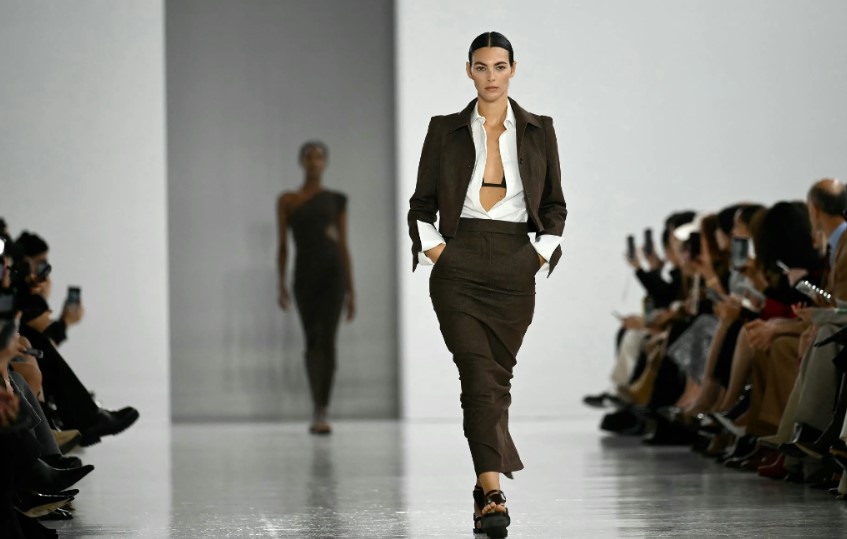 Ce vezi la Milano Fashion Week? MaxMara i-a adus un omagiu filozofului Hypatia cu modele care combină geometria cu stilul elegant