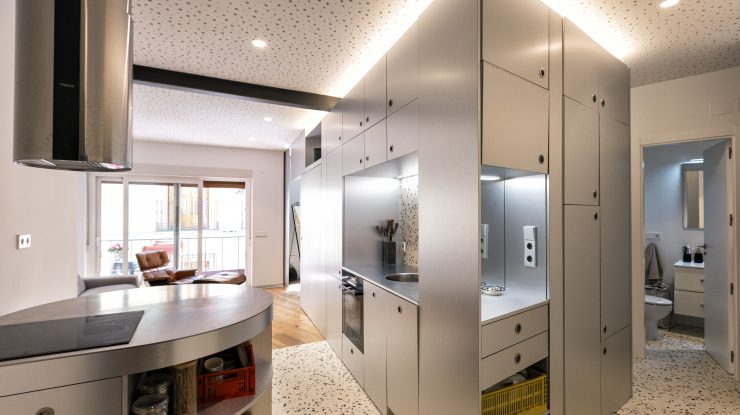 Structura triunghiulară. Cum a reușit un arhitect spaniol să creeze iluzia de spațiu într-o casă de 60 de metri pătrați