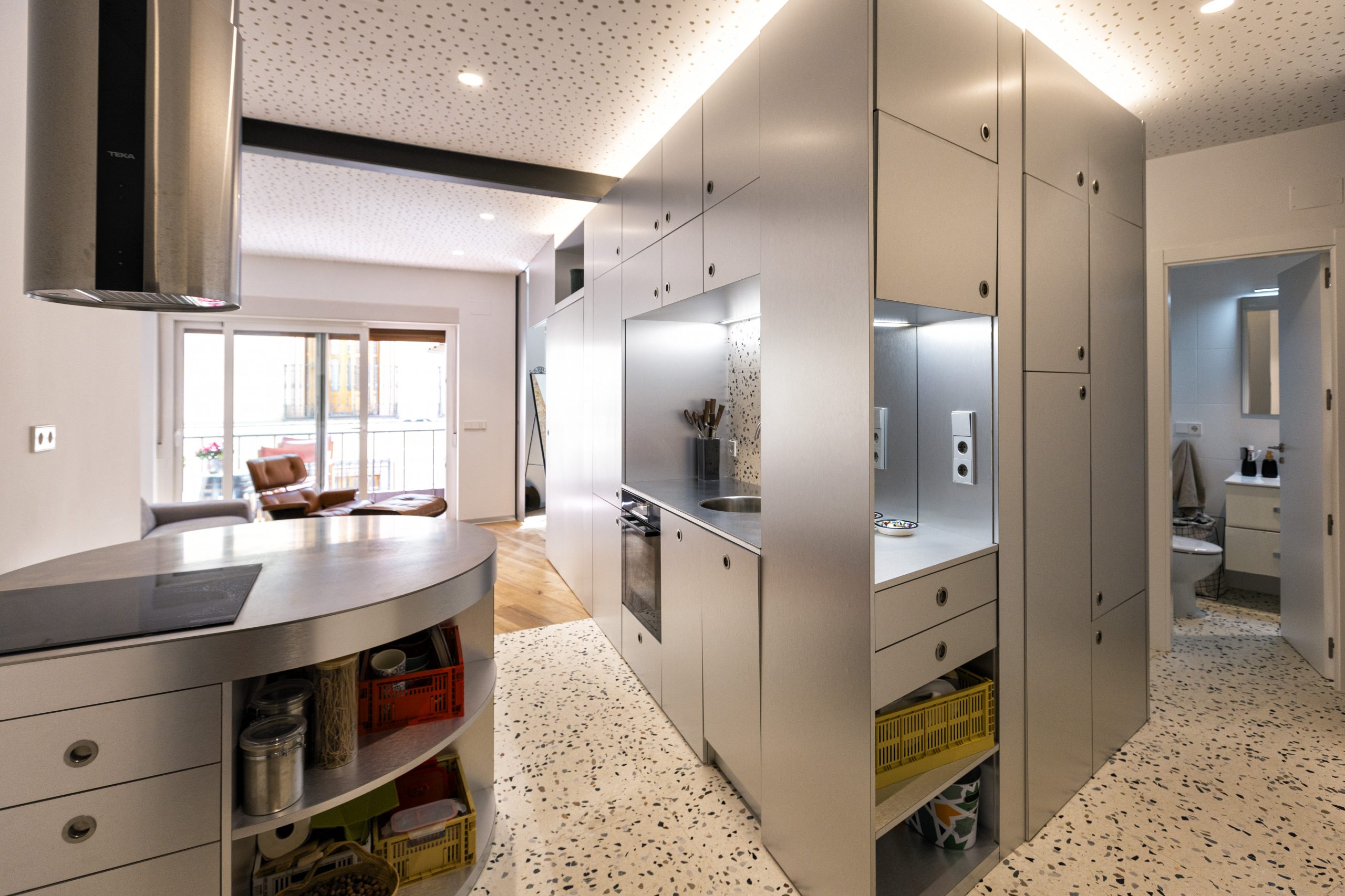 Structura triunghiulară. Cum a reușit un arhitect spaniol să creeze iluzia de spațiu într-o casă de 60 de metri pătrați