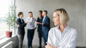 Cum pot angajatorii crea un mediu de lucru echitabil? Care sunt măsurile împotriva discriminării