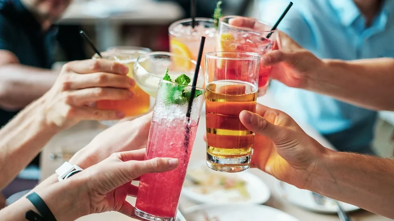 Tu știi câte calorii consumi atunci când bei alcool? Ioana Iacob: „Nu oferă nutrienți esențiali, ci contribuie doar cu calorii goale”